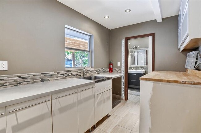 Building Photo - 2740 NE 34th St