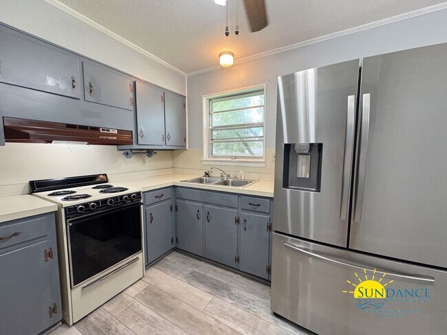 Building Photo - 2052 Roberts Dr