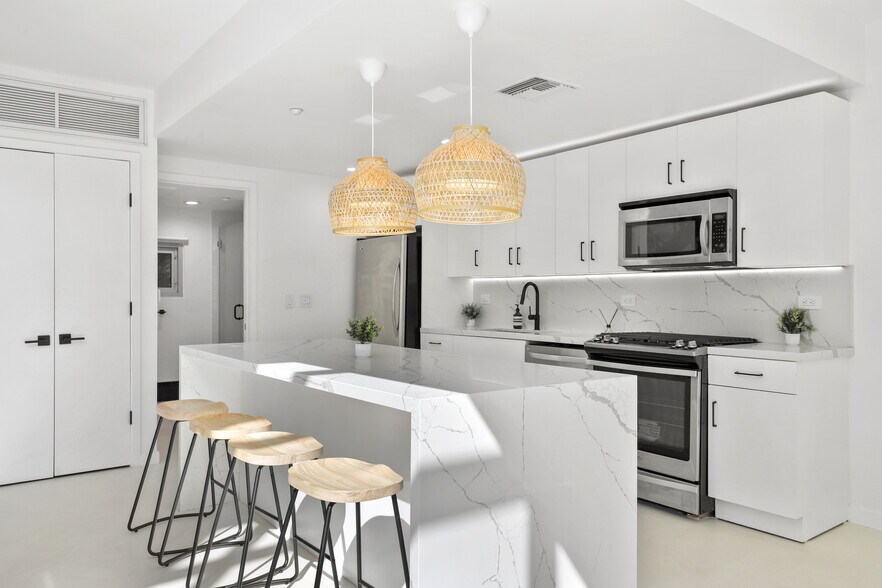 Building Photo - 4111 Sunset Blvd