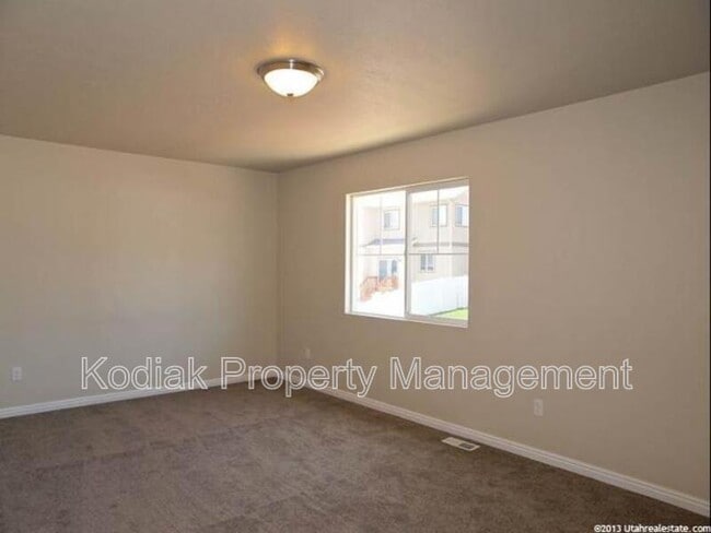 Building Photo - 3325 Redshoulder Dr