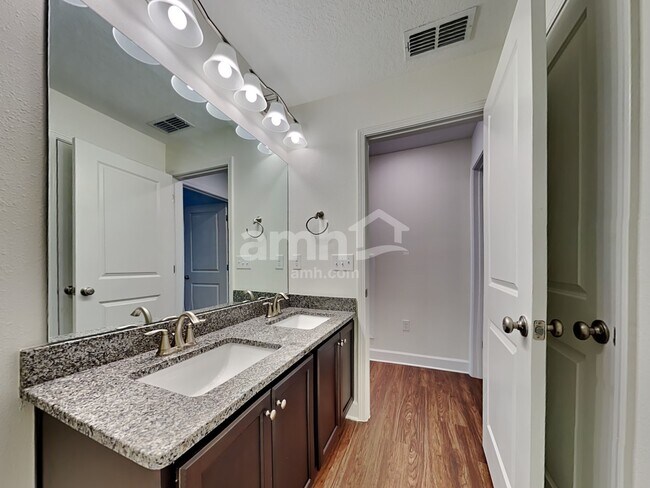 Building Photo - 11520 World Woods Ct
