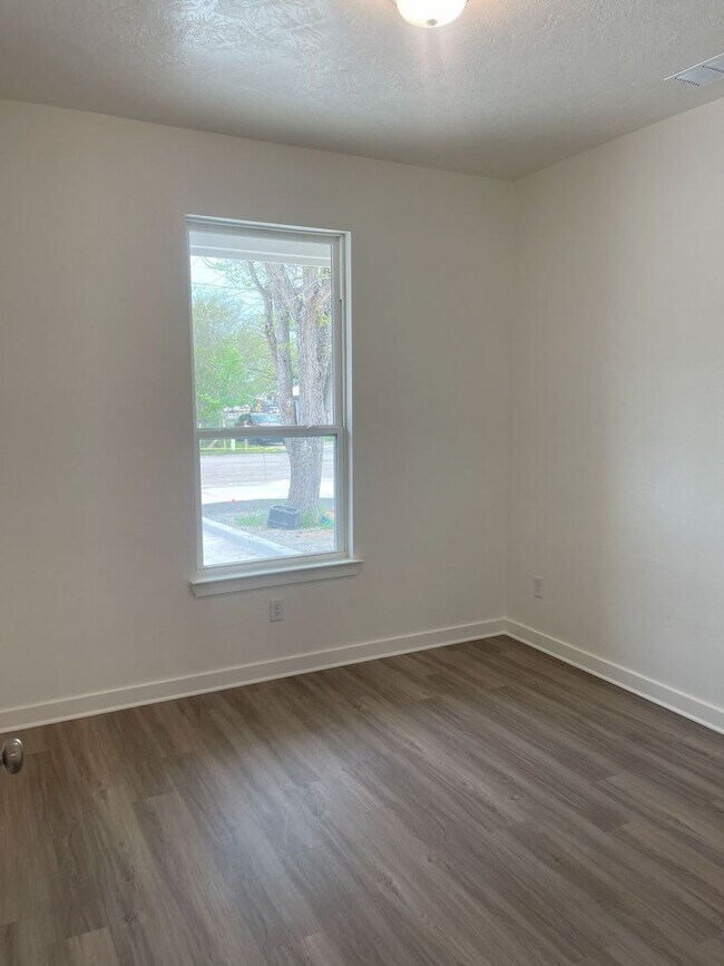 Building Photo - 1612 W 5th St