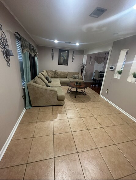 Building Photo - 1065 Beechwood Dr