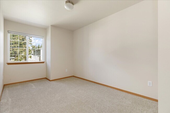Building Photo - Beautiful Spacious 4 Bedroom 2.75 Bathroom...