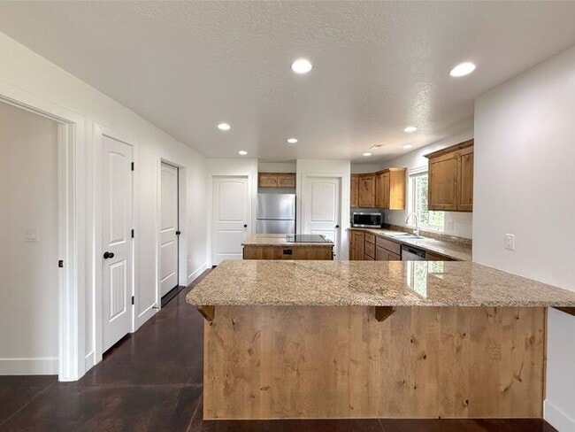 Building Photo - 4 bed, 2.5 bath duplex w/1 car garage