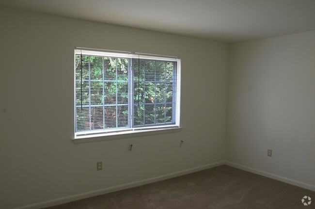 Bedroom - Richmond Hill Pointe Apartments