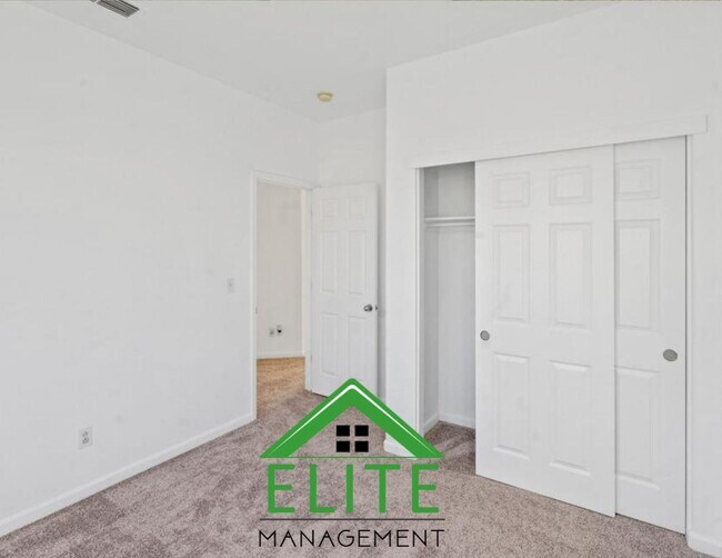 Building Photo - **Spacious 4-Bedroom, 2.5-Bath Home with L...