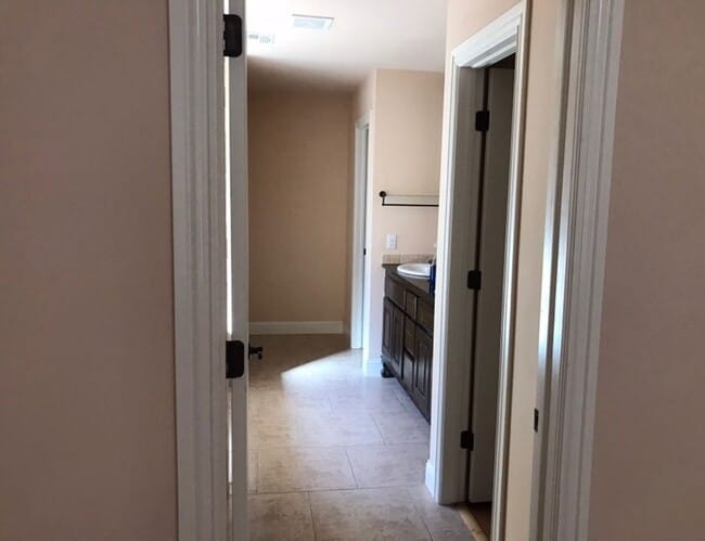 Building Photo - Beautiful Home