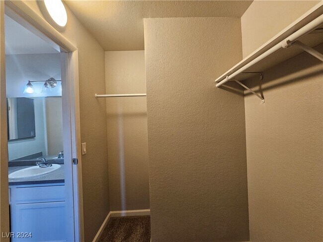 Building Photo - 3749 Carlyle Dr