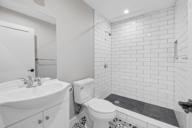 Building Photo - 921-923-923 E Broadway