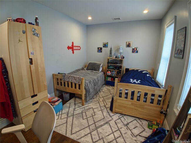 Building Photo - 535 E Walnut St