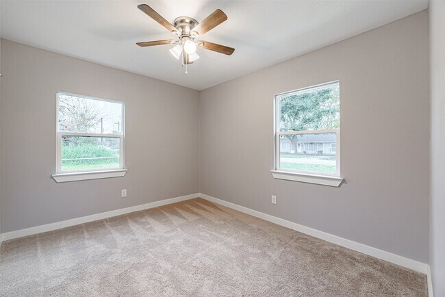 Building Photo - 4909 Higgins St