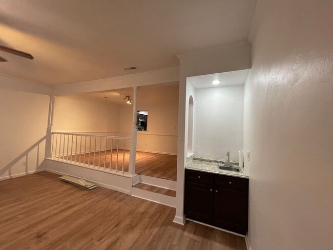 Building Photo - 3 bedroom townhome! Fenced backyard.