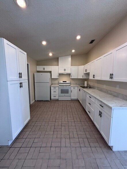Building Photo - 3039 Queen Palm Dr