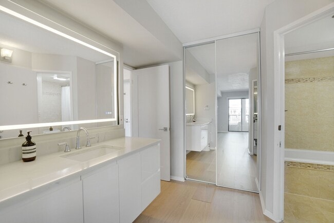 Building Photo - 1600 N Oak St