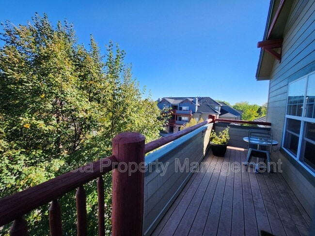 Building Photo - 5220 Boardwalk Dr
