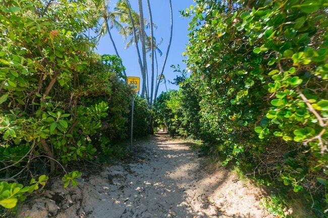 Building Photo - Kahala Avenue Beachside -  1 minute walk to beach  Recently remodeled w/fenced yard. 1 bdrm, 1 ba...