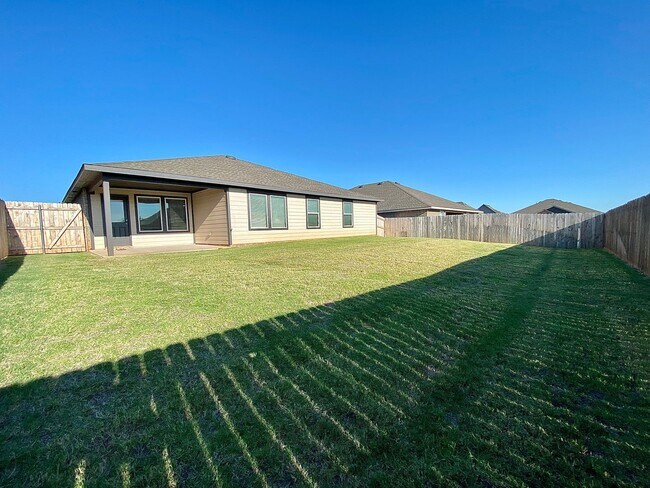 Building Photo - 4 Bed 2 Bath, w/Office in Deer Creek Schools