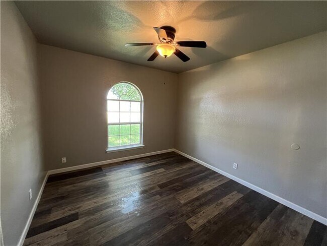 Building Photo - 3607 Crescent Dr