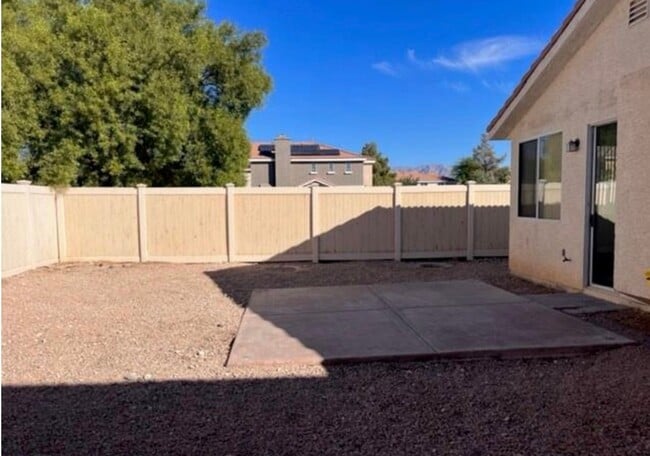 Building Photo - Single Story - 2 bedroom (Gated)