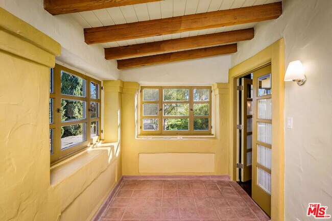 Building Photo - 500 N Las Palmas Ave