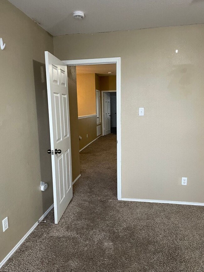 Building Photo - Available Now! Spacious & Well-Maintained ...