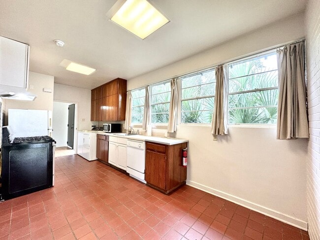 Building Photo - Vintage 2BR/2BA on Stanford Ave with Huge Fenced Yard & Lawn Care Included