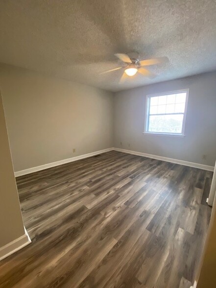 Building Photo - 210 Appleby Dr