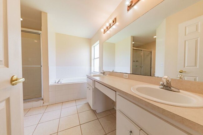 Building Photo - 517 Terranova Cir