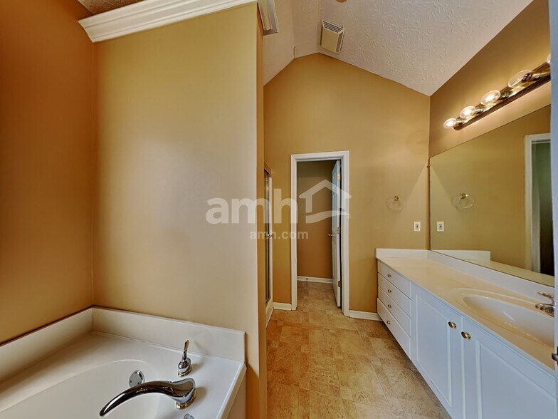 Building Photo - 340 Sunderland Cir