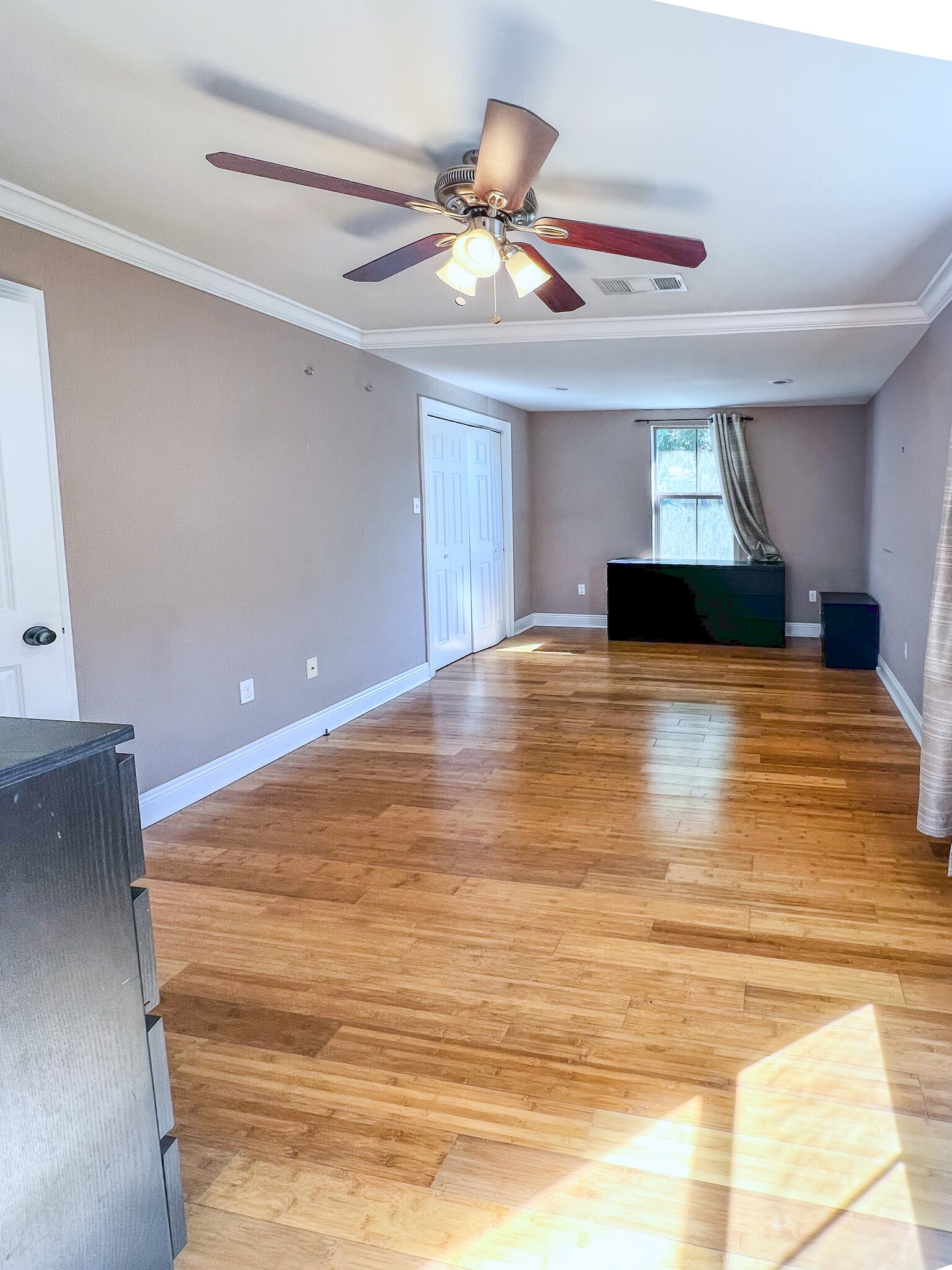 Large primary bedroom - 5717 Pasteur Blvd
