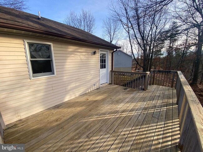 Building Photo - 224 Lake Sever Dr