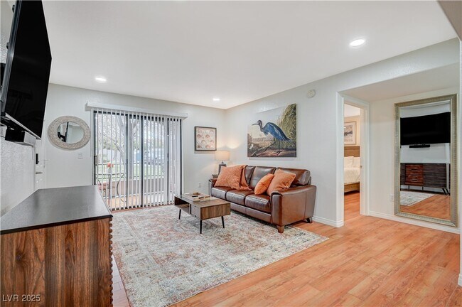 Building Photo - 950 Seven Hills Dr