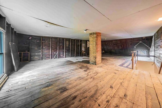 Building Photo - Beautifully Renovated Home in Prime Location