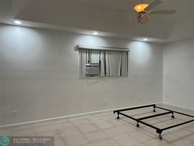 Building Photo - 7400 SW 37 Ct