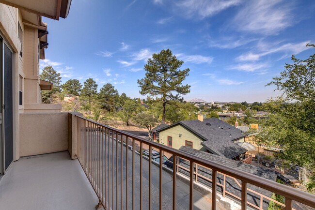 Building Photo - 221 Spring St