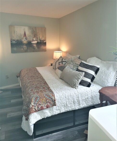 Building Photo - 20 Roselawn Ave