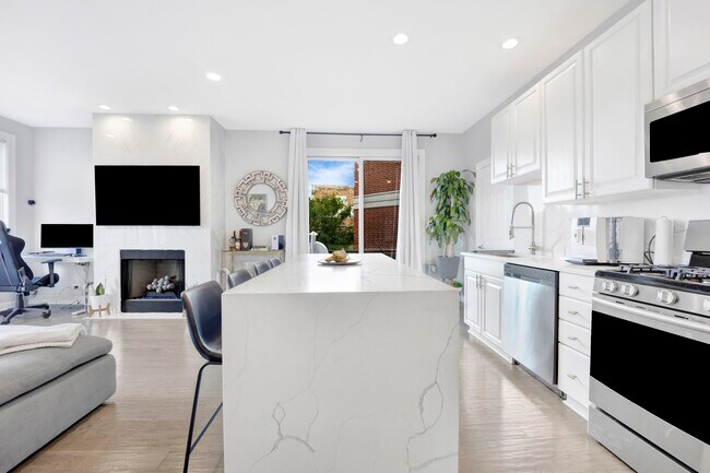 Building Photo - 870 N Milwaukee Ave