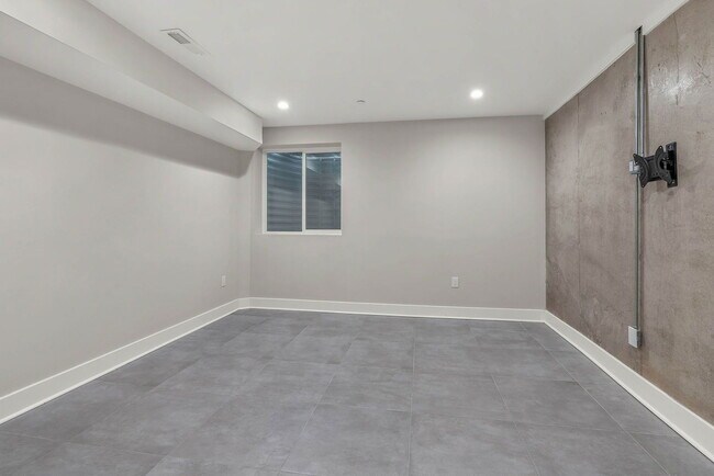 Building Photo - 1645 W Cabot St