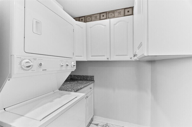 Building Photo - 2800 Jeanetta St