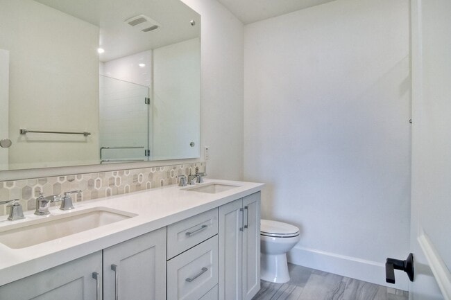 Building Photo - 3 Bedroom Townhome at Bayside Cove!