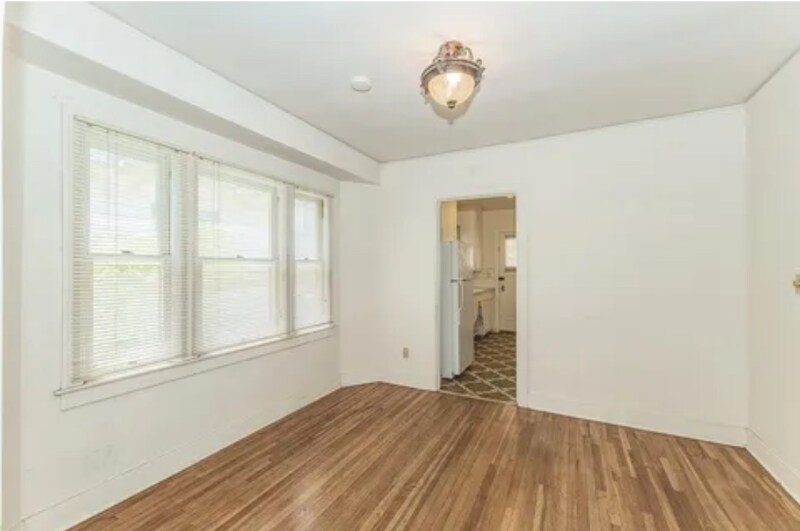 Building Photo - 2211 N Van Ness Blvd