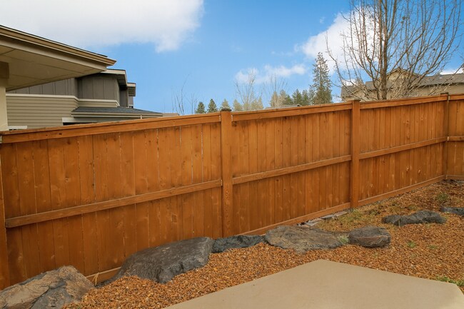 Building Photo - Adorable 2x2 with easy access to the river trails, and all utilities included!