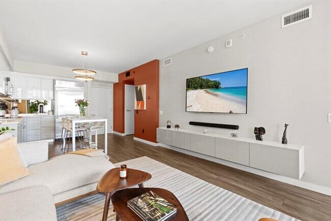 Building Photo - 1300 Brickell Bay Dr