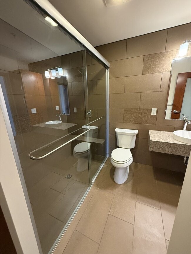 Building Photo - Luxury Apartment