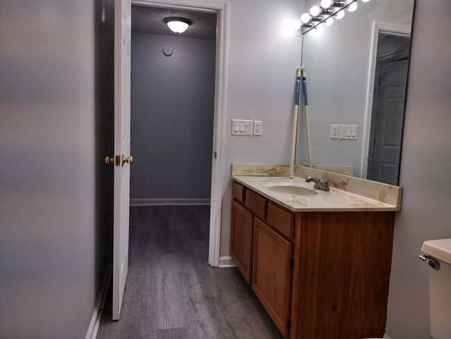 Building Photo - 2 bedroom 1.5 bath condo near ETSU