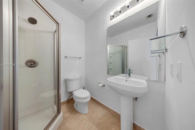 Building Photo - 704 N Ocean Blvd