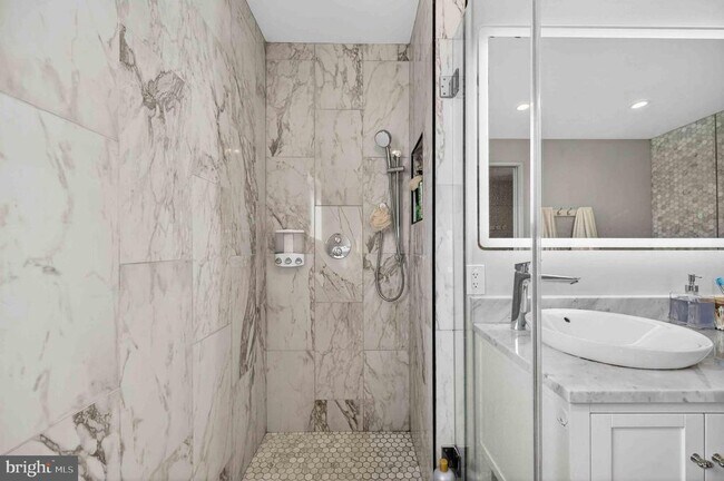 Building Photo - 911 S Oak St