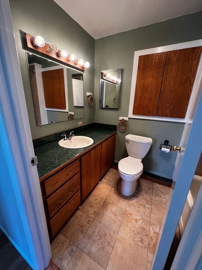 Building Photo - 3- bedroom 2-bathroom home in Pleasant Hill