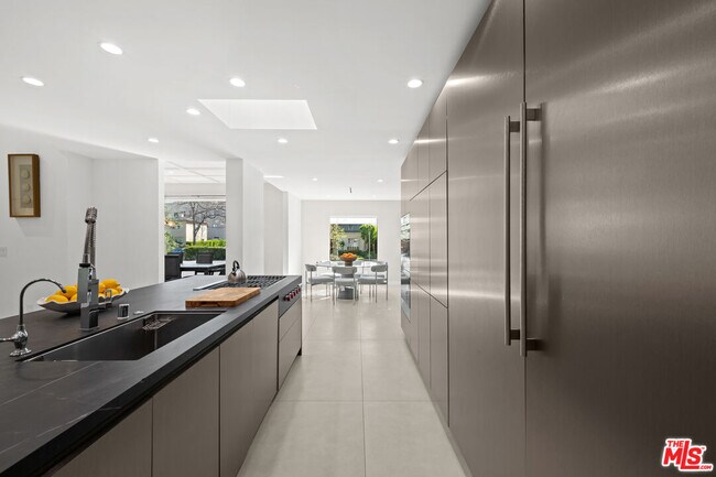 Building Photo - 201 S Bedford Dr